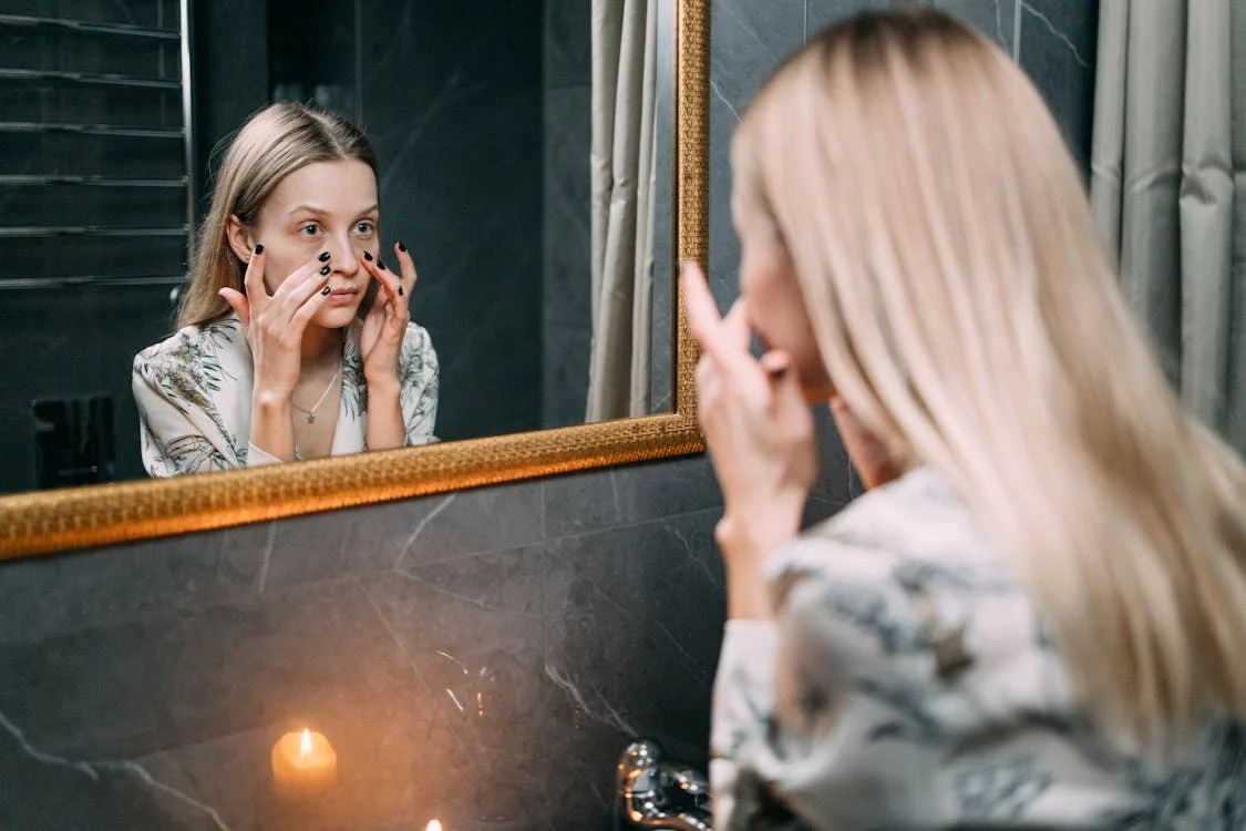 Supply Chain,Skincare product manufacturing,Advanced skincare formulation,Serum and cream layering,Potent serum ingredients,Contract manufacturing in skincare,Skincare absorption tips,Best skincare application order,Serums vs creams,Skincare routine order