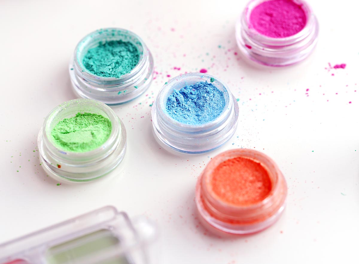 5 colorful cosmetic powders